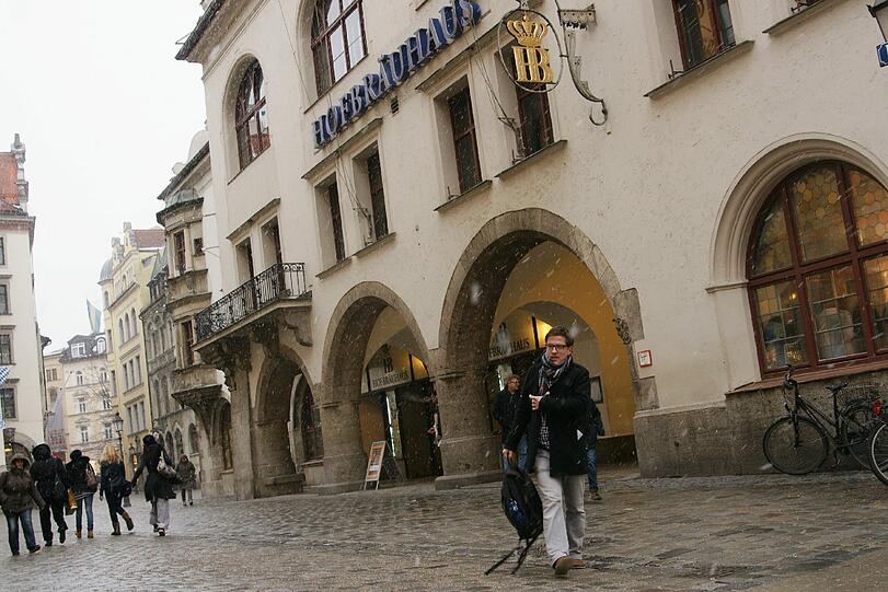 Die legendäre Großgaststätte steht schon seit dem Jahr 1607 am Platzl, nordöstlich des Marienplatzes.