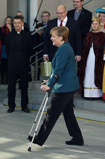 Kanzlerin Angela Merkel empfängt die Sternsinger im Kanzleramt. Sie ist nach ihrem Skiunfall auf Krücken unterwegs.