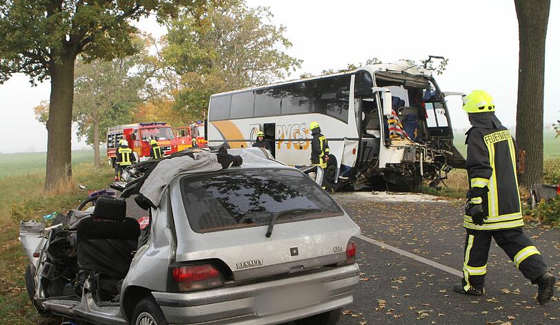 46 Touristen aus Sachsen-Anhalt waren auf einer Einkaufsfahrt ins polnische Pomellen, als der Unfall passierte. Die beiden Fahrer der Fahrzeuge kamen bei dem Crash ums Leben.