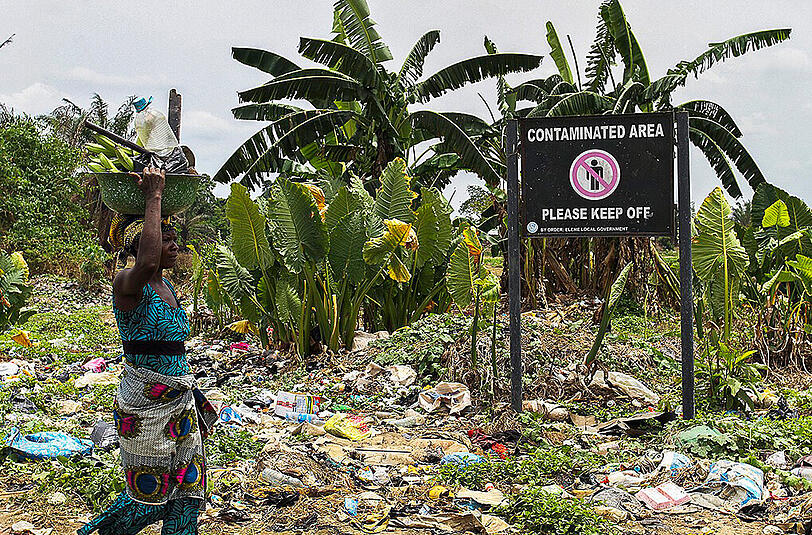Verseuchtes Gebiet im Nigerdelta in Nigeria: Millionen von Menschen sterben nach Angaben der WHO jedes Jahr an Krankheiten, die durch Umweltbelastungen ausgelöst werden. Foto: Tife Owolabi