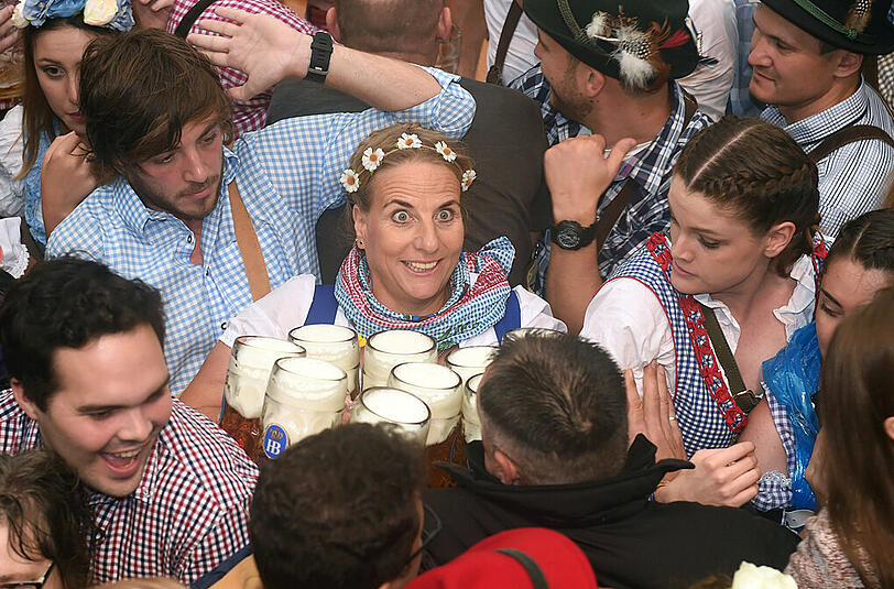Damit die Stimmung anhält, müssen die Bedienungen für Nachschub beim Hellen sorgen.
