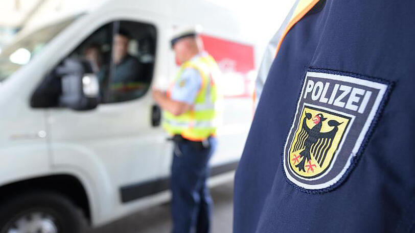 Bundespolizisten kontrollieren Fahrzeuge an der Schweizer Grenze bei Weil am Rhein.