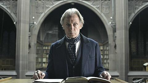 Wer ist der Serienkiller, der im Londoner Hafenviertel Limehouse sein Unwesen treibt? In der Bibliothek findet Ermittler Kildare (Bill Nighy) einen entscheidenden Hinweis.