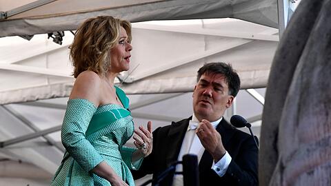 Die amerikanische Sopranistin Renée Fleming in einem türkisen Abendkleid und Dirigent Alain Gilbert.