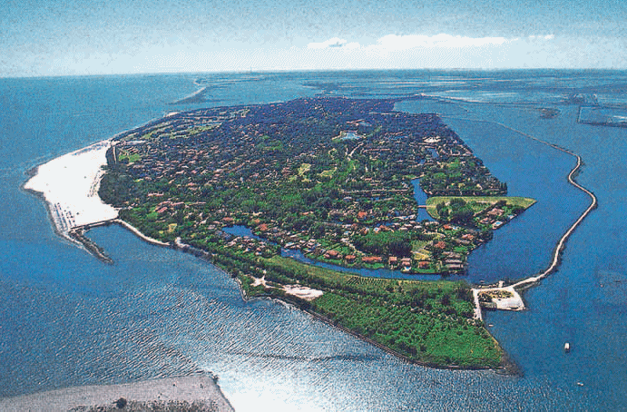 Die italienische Insel Albarella von Norden aus gesehen, links der Strand, der Zipfel unten im Bild gehört zur &mdash; öffentlichen &mdash; Nachbarinsel Rosolina Mare.