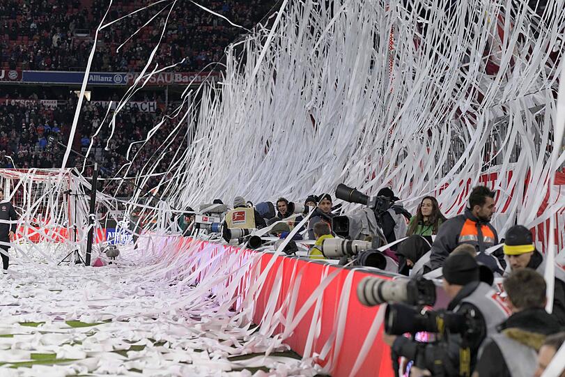 Kurz vor der Halbzeit verwandelt die Südkurve die Allianz Arena im bayerischen Derby in ein lateinamerikanisches Stadion. Die Bilder.