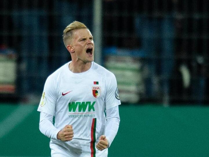 Philipp Max vom FC Augsburg jubelt nach einem Treffer. Foto: Matthias Balk/Archiv