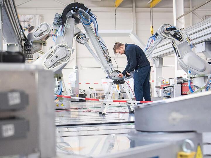 Ein Lackierroboter im Einsatz bei der Dürr AG. Unternehmen der deutschen Industrie haben zu Jahresbeginn mehr Aufträge erhalten, erwarten aber wegen der Corona-Krise keine rosige Zukunft.