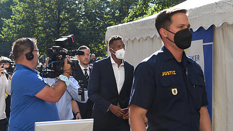 Ex-Nationalspieler Boateng kam im September 2021 mit Bodyguards und Justizbeamten zum Prozessbeginn am Amtsgericht München