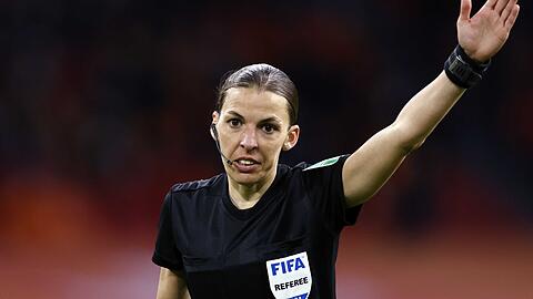 Die französische Schiedsrichterin Stephanie Frappart wird als erste Frau ein WM-Spiel der Männer pfeifen.