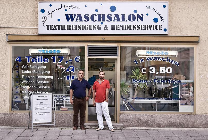 Hemden, Teppiche, Leder - im Waschsalon an der Barer Straße 70, vor dem 2008 Ali und Farid posieren, sind die Preise auch ein bisserl gestiegen.