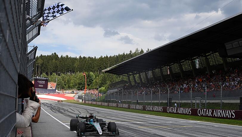 Mercedes-Pilot George Russell fährt in Spielberg als Erster über die Ziellinie.