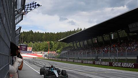 Mercedes-Pilot George Russell fährt in Spielberg als Erster über die Ziellinie.