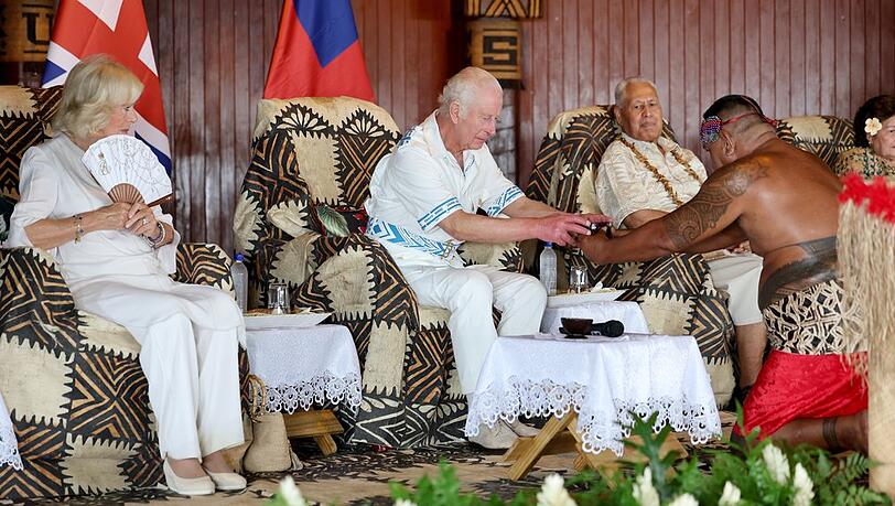 Camilla und Charles bei der Zeremonie in Apia.