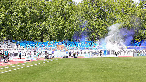 02.05.2026, Fussball, Herren, Dritte Liga, 36. Spieltag 3. Liga Saison 2025 2026: FC Schweinfurt 05 - TSV 1860 M&uuml;nchen Choreografie der M&uuml;nchner Fans mit blauem Rauch und Pyrotechnik Schweinfurt Riedel Bau Arena im Sachs-Stadio Bayern/Unterfranken Deutschland *** 02 05 2026, Football, Men, Third League, 36 Matchday 3 League Season 2025 2026 FC Schweinfurt 05 TSV 1860 Munich Choreography of the Munich fans with blue smoke and pyrotechnics Schweinfurt Riedel Bau Arena in Sachs Stadio Bayern Unterfranken Germany