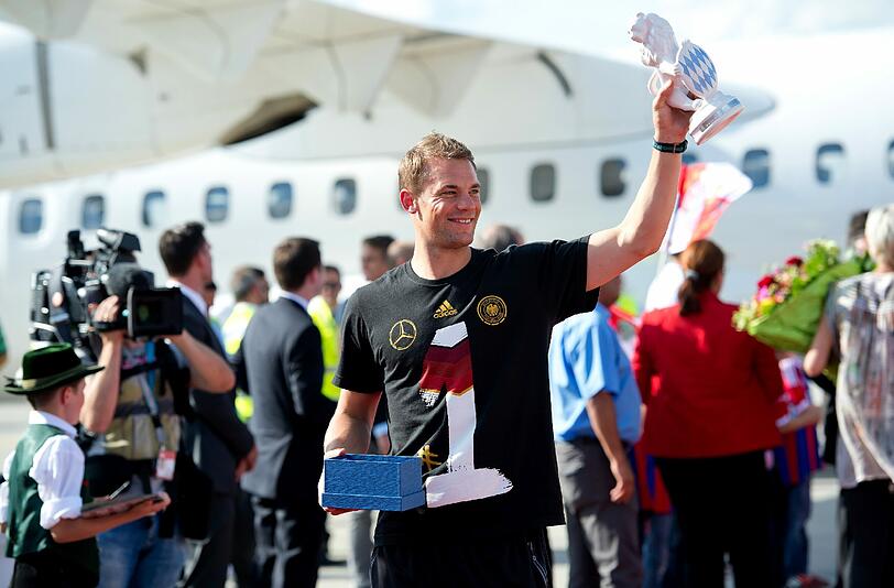 Auch Neuer grüßt die Fans am Münchner Flughafen.