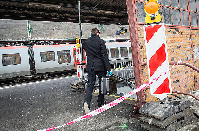 Bilder vom Tatort in Herborn: Am Donnerstagmorgen wurde hier ein Polizist erstochen.