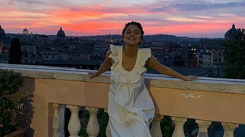 Selena Gomez strahlt in die Kamera