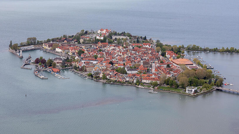 Blick über den Bodensee mit der Insel Lindau.