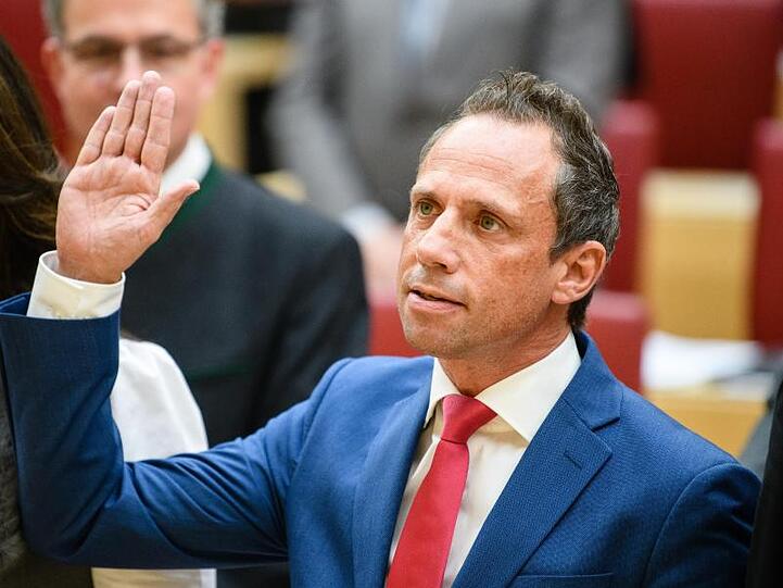 Thorsten Glauber (Freie Wähler), Umweltminister Bayern, legt bei der Vereidigung des Kabinetts seinen Eid ab. Foto: Matthias Balk/Archiv