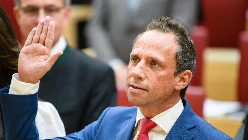 Thorsten Glauber (Freie Wähler), Umweltminister Bayern, legt bei der Vereidigung des Kabinetts seinen Eid ab. Foto: Matthias Balk/Archiv Thorsten Glauber (Freie Wähler), Umweltminister Bayern, legt bei der Vereidigung des Kabinetts seinen Eid ab. Foto: Matthias Balk/Archiv