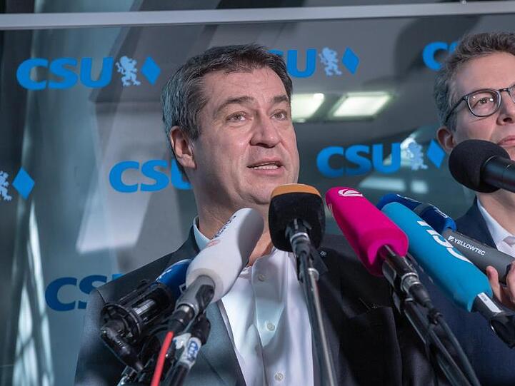Markus Söder steht vor Fernseh-Mikrofonen. Foto: Peter Kneffel/dpa