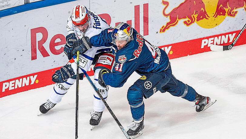 Im Kampf um den Puck: Dylan Yeo von Schwenningen (l.) und Jakob Mayenschein vom EHC.