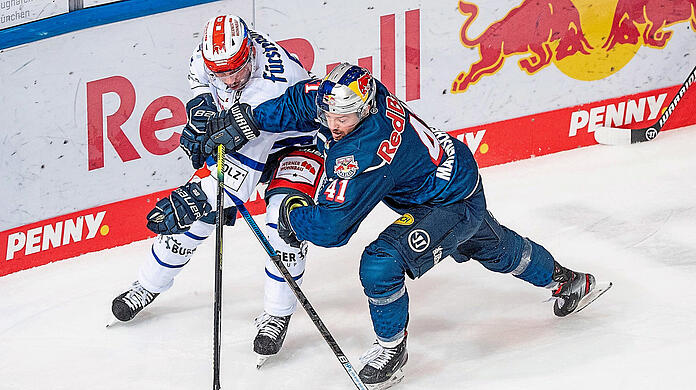 Im Kampf um den Puck: Dylan Yeo von Schwenningen (l.) und Jakob Mayenschein vom EHC.