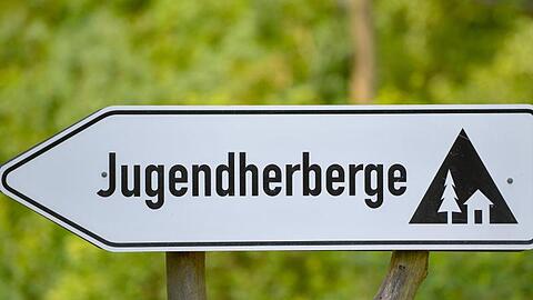 Ein Schild weist auf eine Jugendherberge hin.
