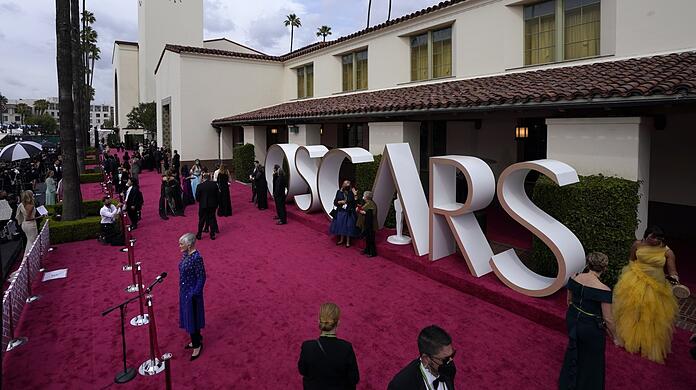 Mit Abstand: Glenn Close kommt zu der 93. Verleihung der Academy Awards am Art-Déco-Bahnhof Union Station am Roten Teppich an.