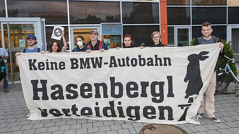 Überzeugen kann er die Aktivisten allerdings nicht. Sie fordern weiterhin, dass der Stadtrat die Pläne einstellt und die Klimakrise ernst nimmt.