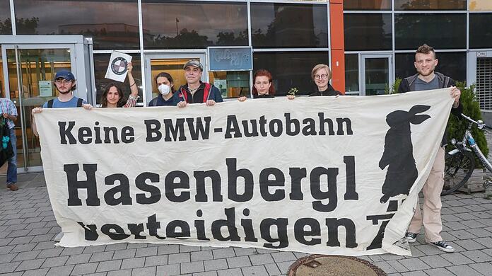 Überzeugen kann er die Aktivisten allerdings nicht. Sie fordern weiterhin, dass der Stadtrat die Pläne einstellt und die Klimakrise ernst nimmt.