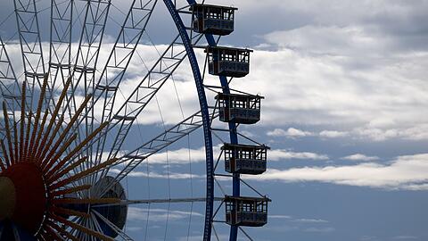 Ein Riesenrad steht auf der Theresienwiese.