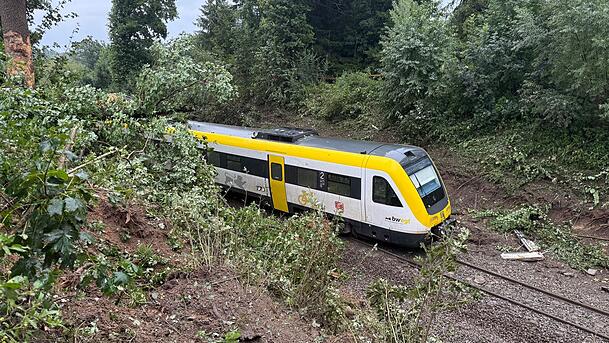 Ein Zug mit Fahrgästen an Bord ist in Oberschwaben entgleist. Ein Zug mit Fahrgästen an Bord ist in Oberschwaben entgleist.