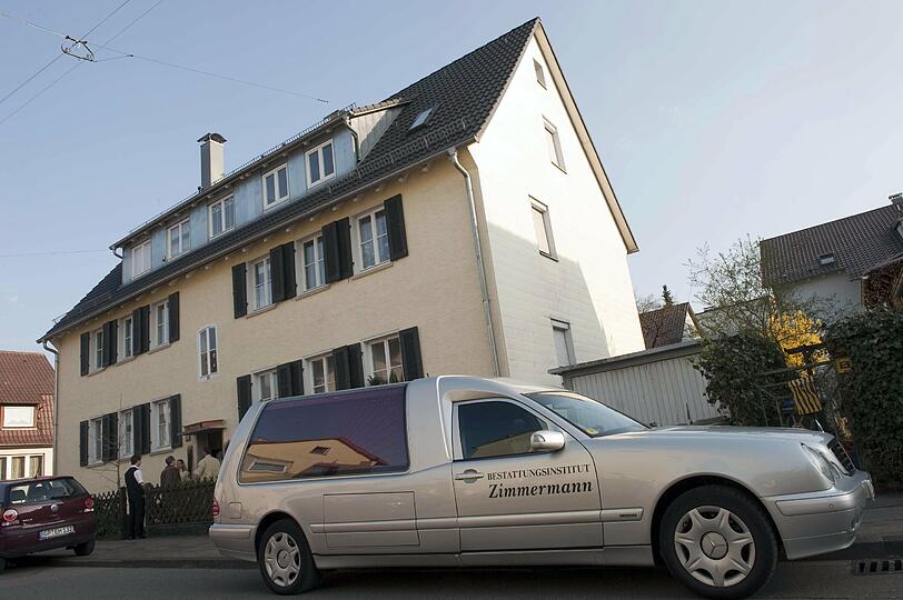 In einem Leichenwagen (Symbolbild) schmuggelten die Männer die Zigaretten