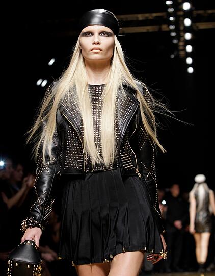Leder, Nieten und knallige Farben dominieren die "Versace for H&M" Kollektion für Frauen und Männer.