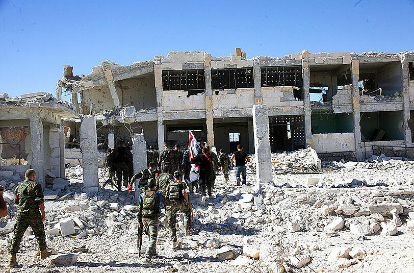 Soldaten der syrischen Armee im völlig zerstörten Aleppo.