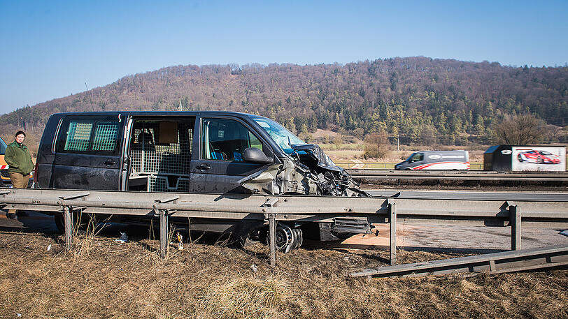 Der Gefangenentransporter kollidierte mit einem Lkw, alle acht Insassen werden teils schwer verletzt.