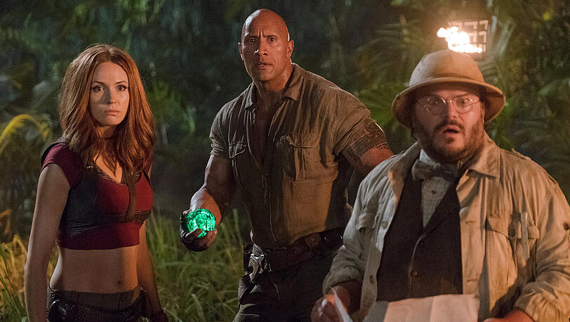 Plötzlich im Computerspiel in anderer Rolle als im Teenie-Highschool-Leben davor: (von links) Karen Gillan, Dwayne Johnson und Jack Black. Plötzlich im Computerspiel in anderer Rolle als im Teenie-Highschool-Leben davor: (von links) Karen Gillan, Dwayne Johnson und Jack Black.