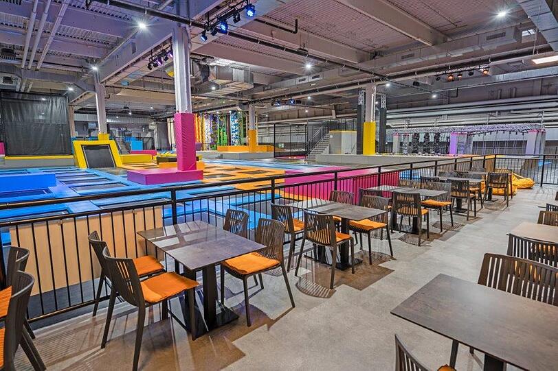MAXX Arena Münchens neueste Indoor Freizeitarena mit Trampolin und