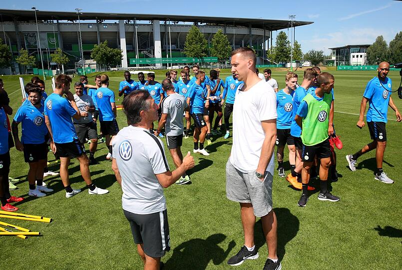 "Bruno Labbadia ist großer Basketball-Fan", erklärt Daniel Theis (r.) über den ehemaligen VfL-Coach und Ex-Bayern-Spieler.