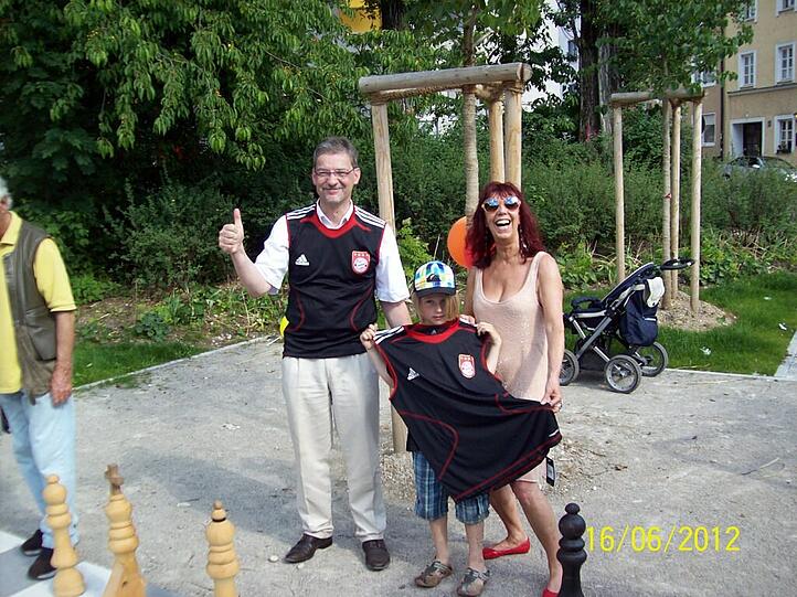 Hier bekommt der jüngste Spieler am Platz von Herrn Schütz ein T-Shirt geschenkt.