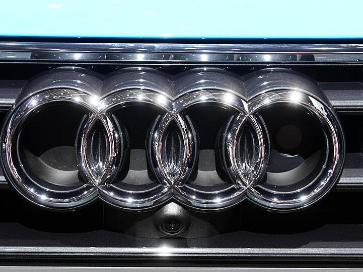 Ein Audi-Logo. Foto: Uli Deck/dpa/Archivbild