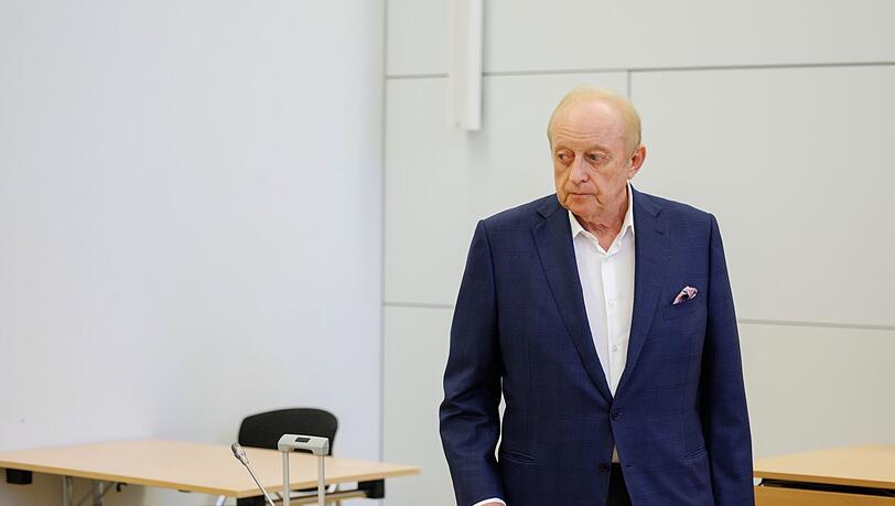 Alfons Schuhbeck, Koch, steht vor Prozessbeginn im Gerichtssaal im Landgericht München I.