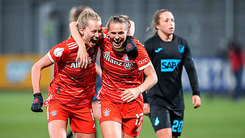 Torschützinnen unter sich: Maximiliane Rall und Klara Bühl sorgen für den 2:0-Erfolg der Bayern gegen Hoffenheim.