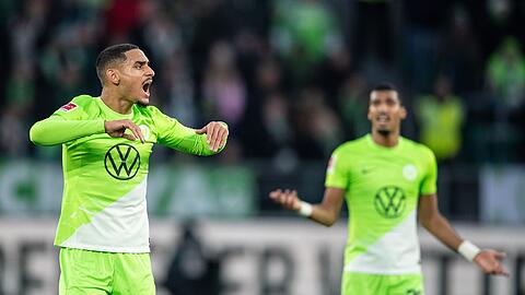 Nach der Niederlage gegen den SC Freiburg rutscht der VfL Wolfsburg um Maxence Lacroix (l) weiter in die Krise.