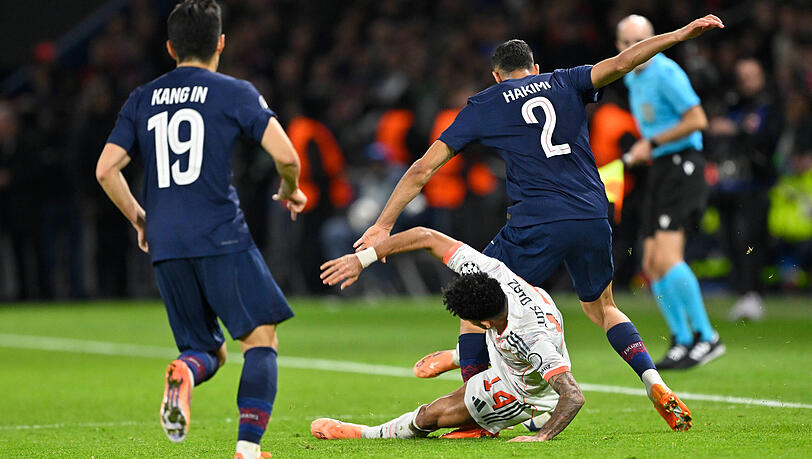 Luis D&iacute;az sah gegen PSG kurz vor der Pause die Rote Karte.