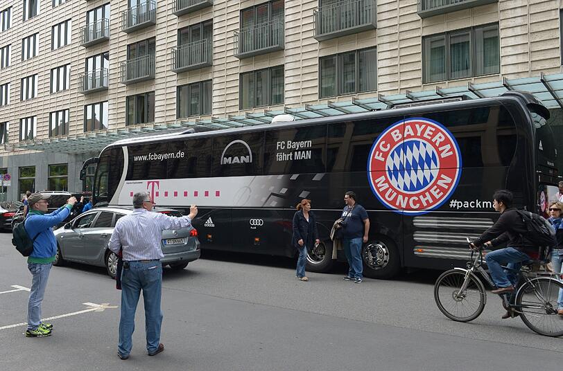 Berlin! Berlin! Der FC Bayern ist am Regent Hotel angekommen. Die Bilder
