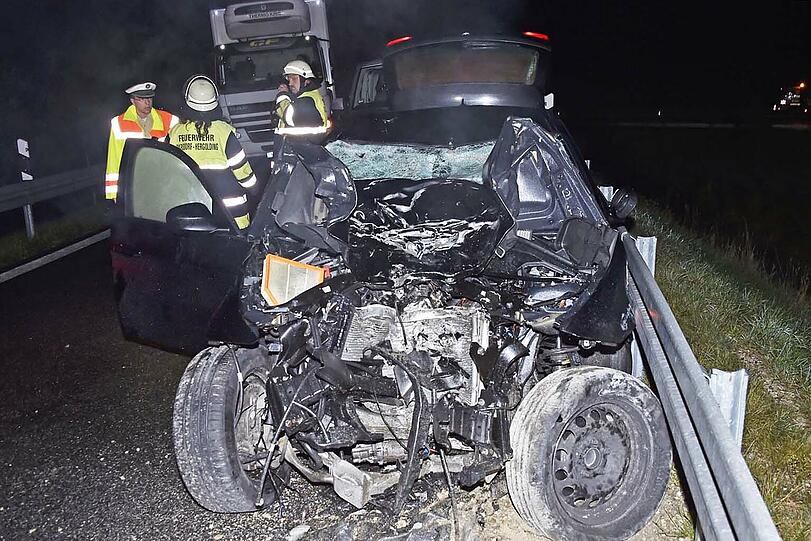 Ein Motorradfahrer kracht frontal mit einem BMW zusammen. Das Krad wird in unzählige Teile gerissen, der PKW wird durch den Aufprall 100 Meter zurückgeschleudert.