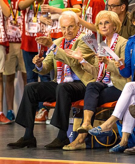 Bayerns ehemaliger Ministerpräsident Edmund Stoiber und seine Frau Karin beobachten das Spiel.